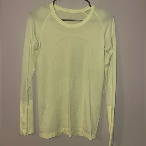 Lululemon Swiftly Tech Long Sleeve Shirt / Size 6 / In Great Condition